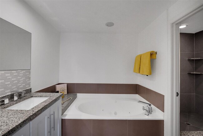 Building Photo - 4108 W Palm Aire Dr