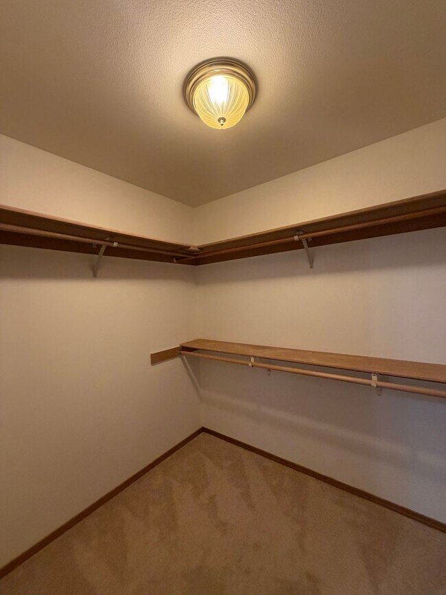 Building Photo - Beautiful Craftsman Style Rambler Must See!!