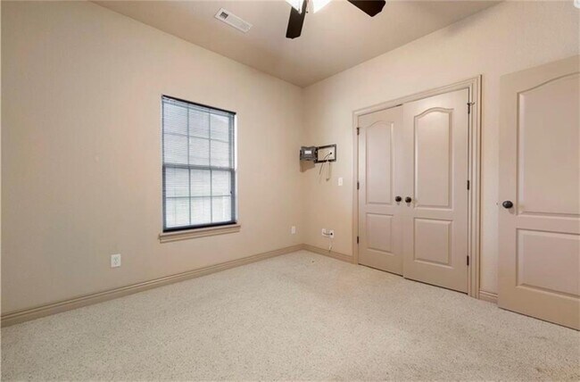 Building Photo - 4902 SW Golden Eagle Ave