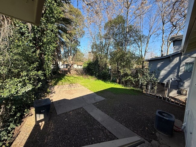 Building Photo - 3 Bed| 2 Bath | 864 SF | Private Driveway | Single Story | Tenant pays $175 monthly for WS&G