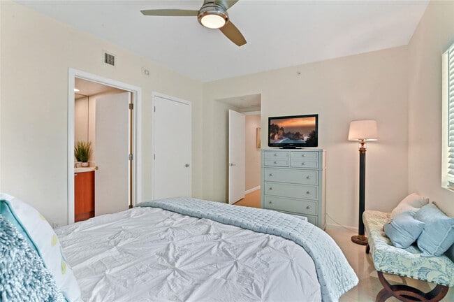 Building Photo - 2650 Lake Shore Dr