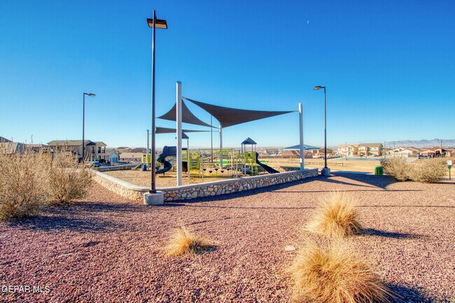 Building Photo - 308 S Manzanita Dr