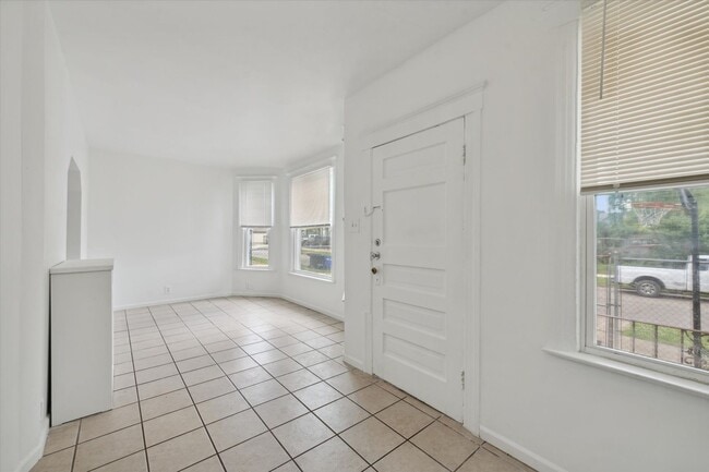 Building Photo - 4 Bedroom 2 Bath $1425