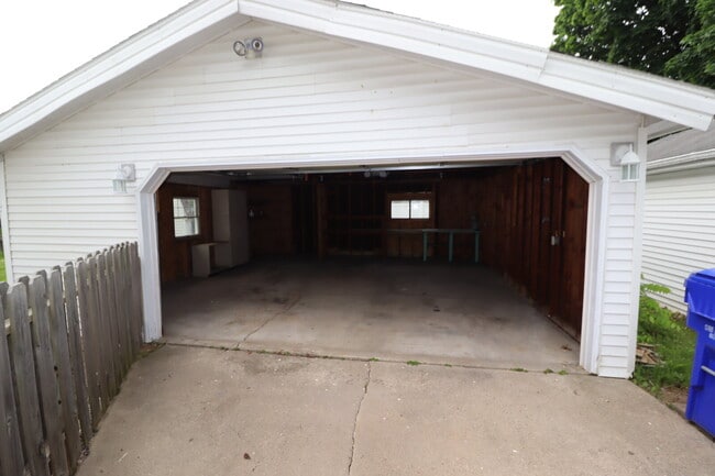 Building Photo - "Spacious 4-Bedroom 2 Bath with Finished B...