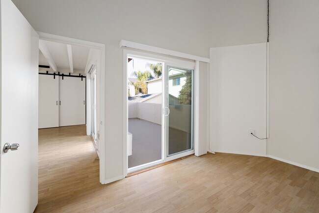 Building Photo - 1916 Clark Ln