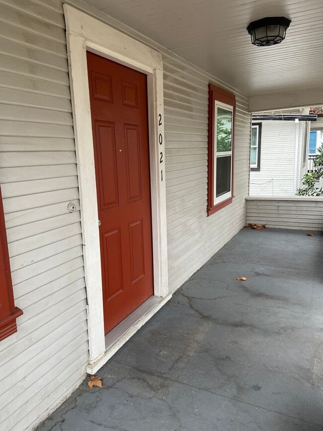 Building Photo - Beautiful 2 Bdrm, 1 Bath Downtown Sac Remodel!