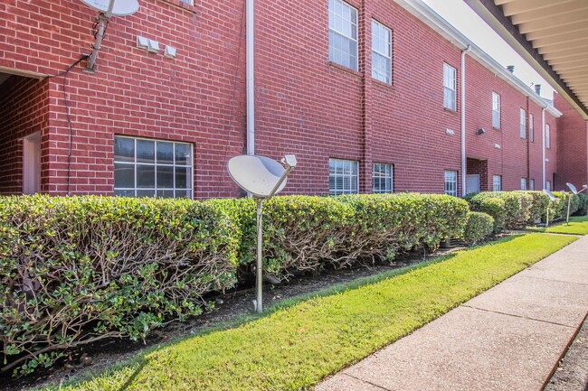 Building Photo - RENOVATED Birchman Place Townhomes!