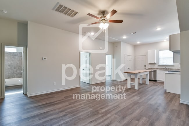 Building Photo - $1750! 3Bed/2Bath in Fort Worth! Get your ...