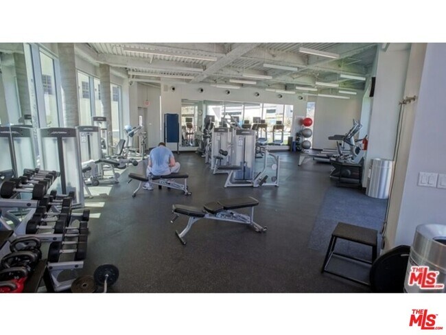 Building Photo - 901 Flower St