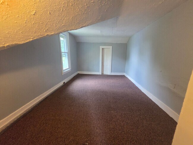 Building Photo - 2 bedroom townhouse style apartment on west side.