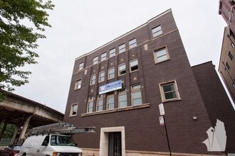 Building Photo - 932 W Dakin St