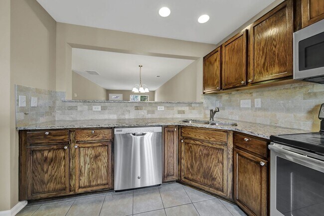 Building Photo - Lovely Two Bedroom Townhome With Bonus and...