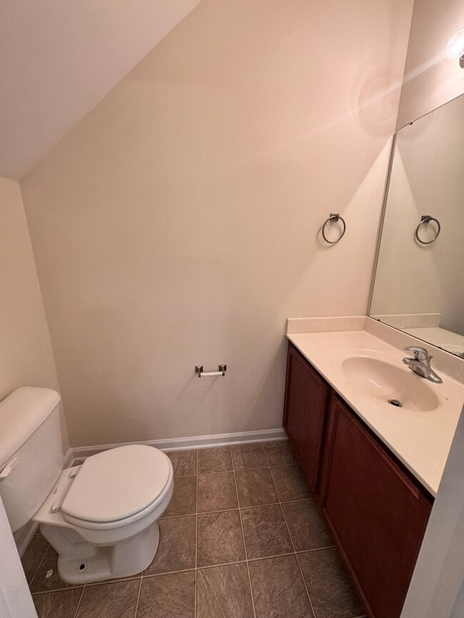 Building Photo - 2 Bed 2 Bath SPACIOUS Town Home! LOCATION ...
