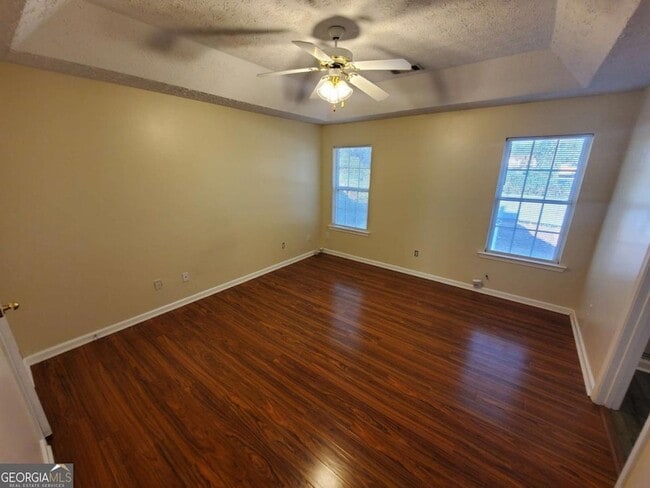 Building Photo - 5450 Twin Lakes Dr