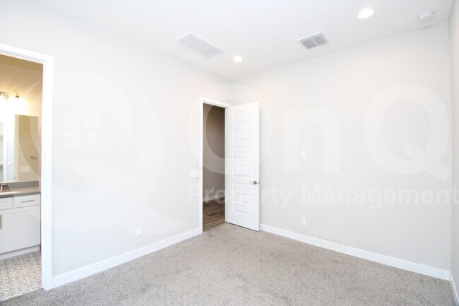 Building Photo - 10635 E Tumbleweed Ave