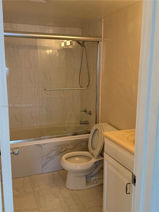 Building Photo - 1400 NE 191st St