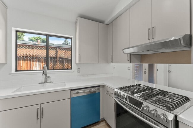 Building Photo - 145 Summerset Dr