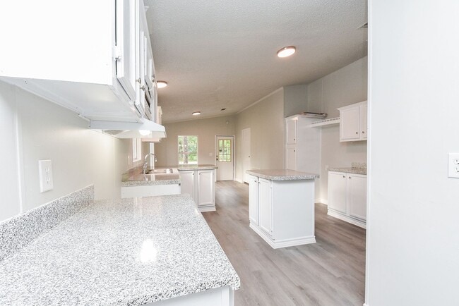 Building Photo - Be part of this cozy community at Roy Harris Loop