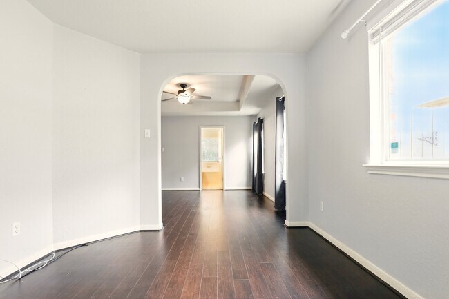 Building Photo - 303 Burris Park Dr