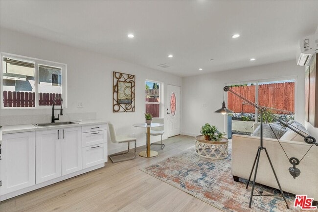 Building Photo - 10349 Hillhaven Ave