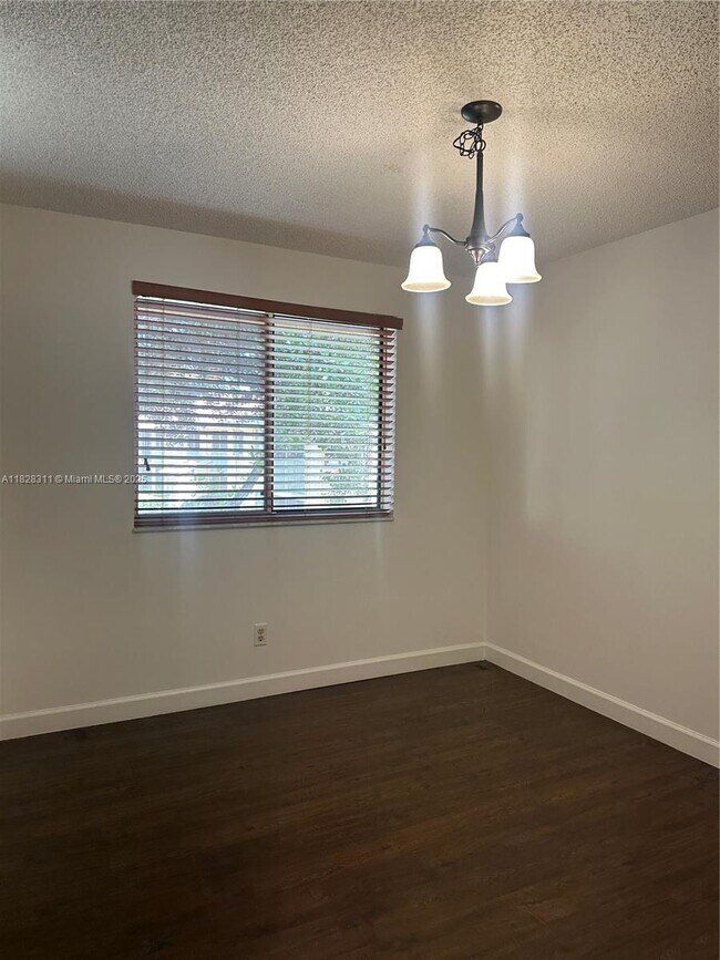 Building Photo - 906 Coral Club Dr