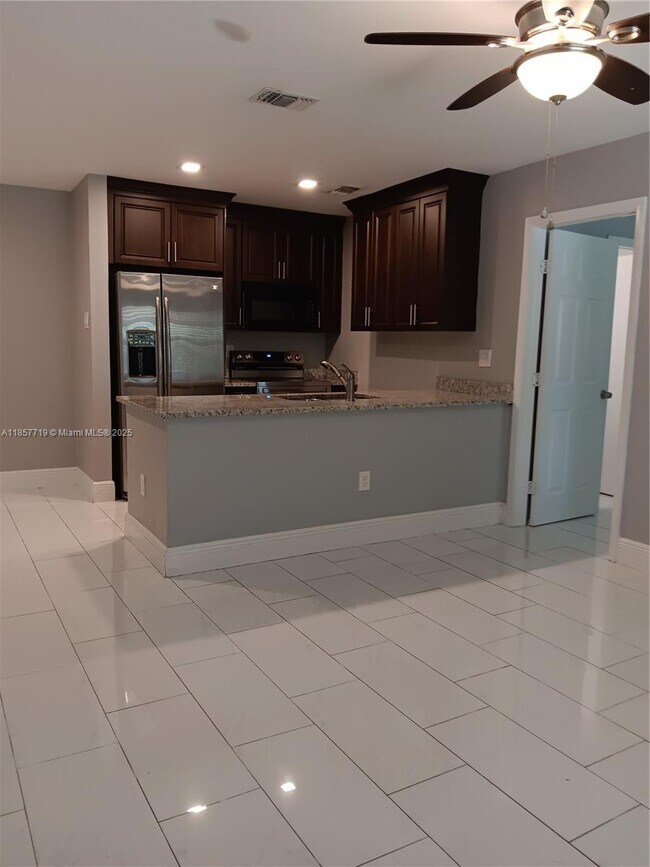 Building Photo - 6040 Shaker Wood Cir