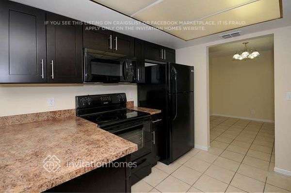 Building Photo - 1132 Essex Dr