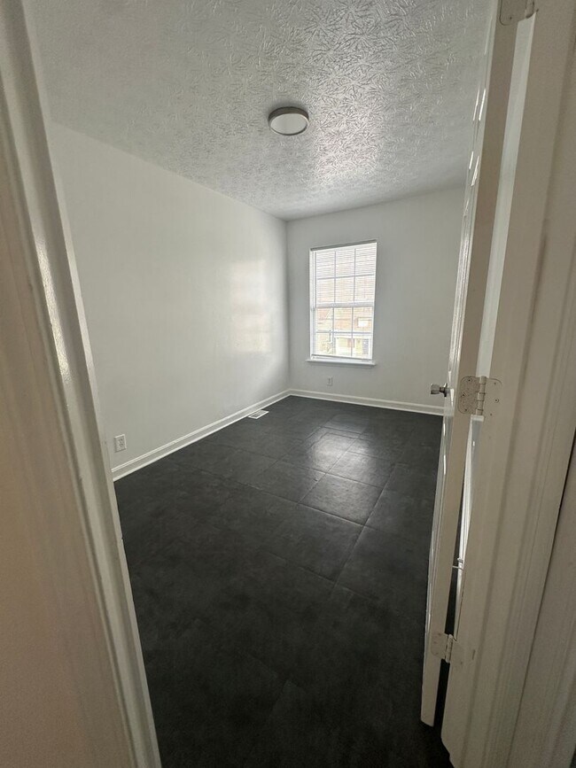 Building Photo - 4220 Sunset Ave