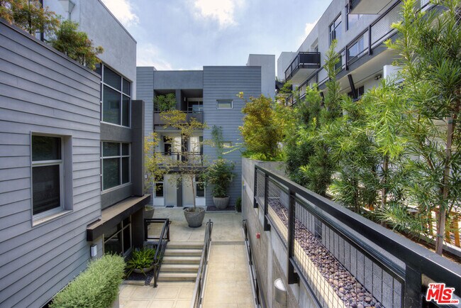 Building Photo - 4111 Sunset Blvd