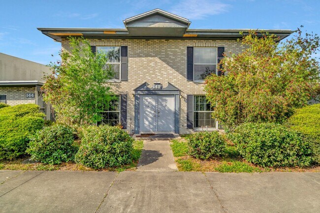 Building Photo - Renovated OVERSIZED 2 Bed/2 Bath at 140 Da...