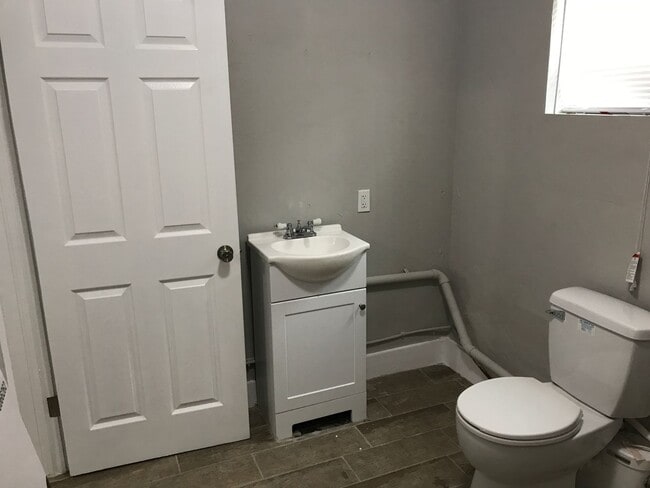 Building Photo - Cozy 2-Bedroom House **$300 Off Move In Sp...