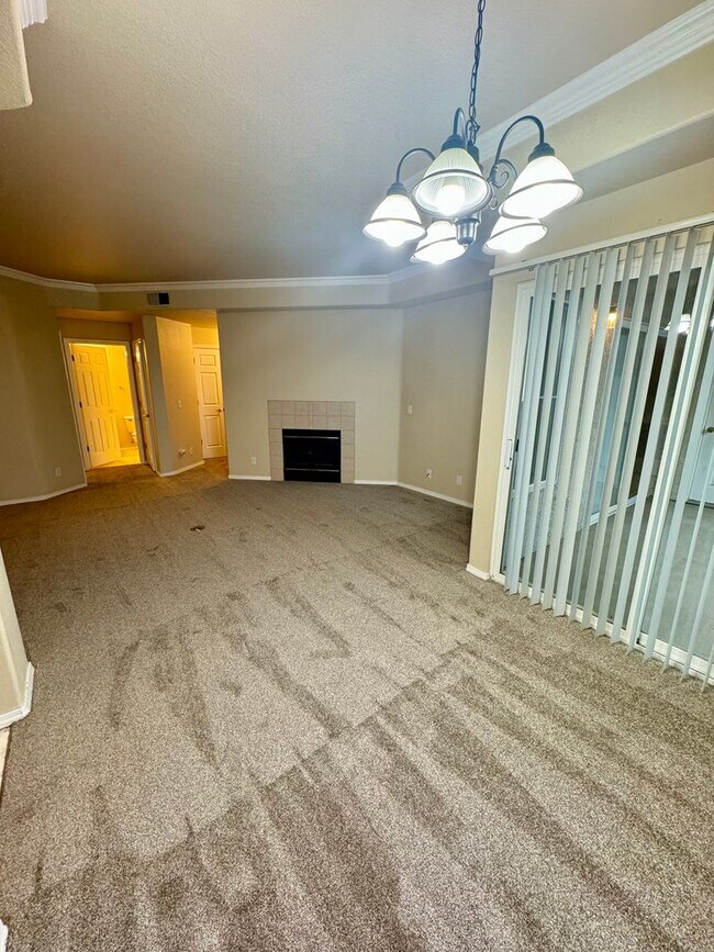 Building Photo - Gated West Side 2 bedroom/2 bath condo