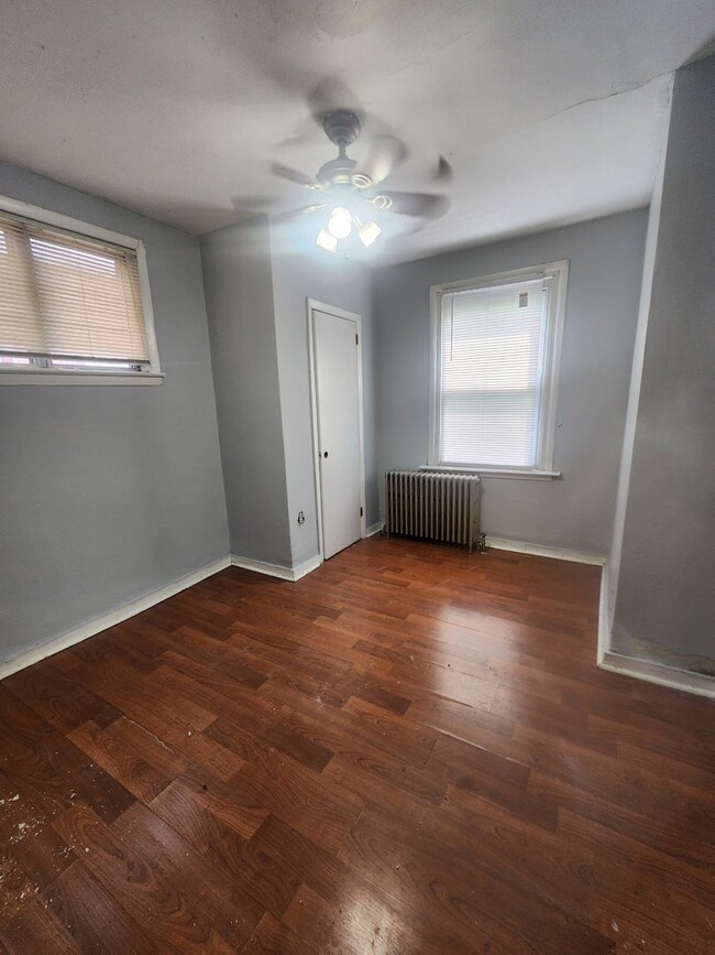 Building Photo - East Oak Lane House for rent with front po...