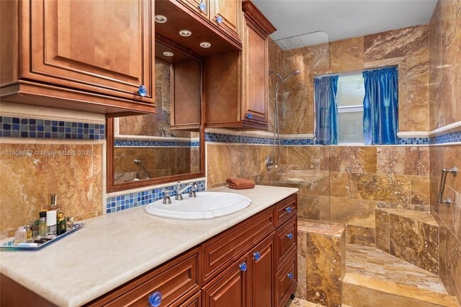 Building Photo - 70 Bay Colony Ln