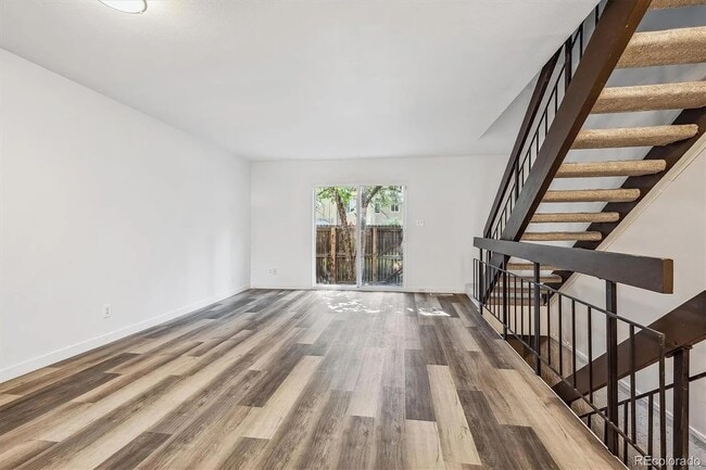 Building Photo - Updated spacious townhouse in prime location!