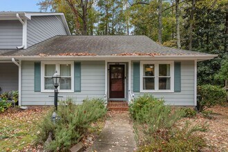 Building Photo - Adorable End-Unit Townhome in Desirable No...