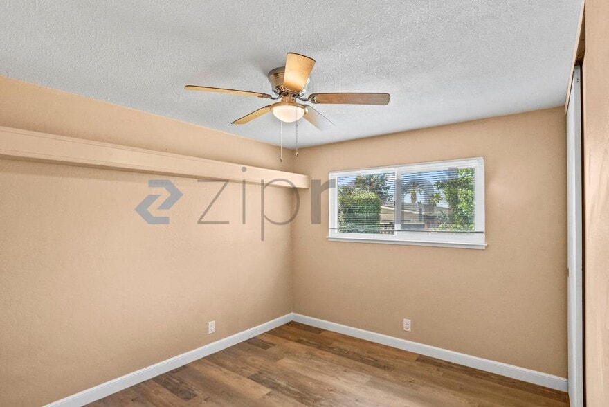 Building Photo - Unit