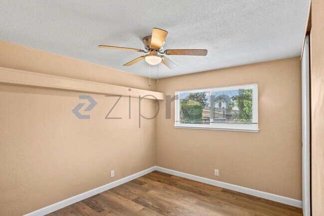 Building Photo - Unit