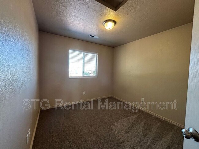 Building Photo - 3155 S Hidden Valley Dr
