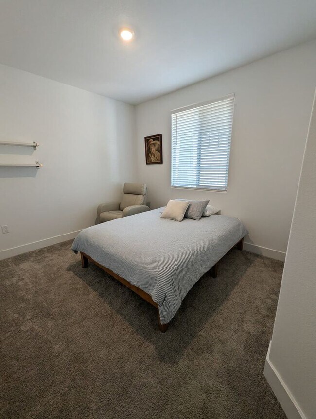 Building Photo - Beautiful and Spacious 4BR 3BA Home in Roseville