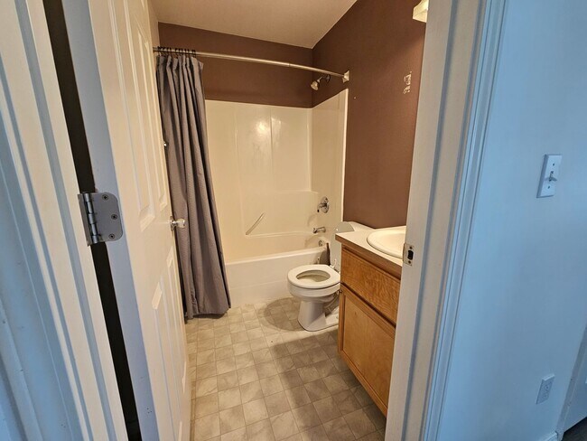 Building Photo - 3 Bedroom Home with Outdoor Space