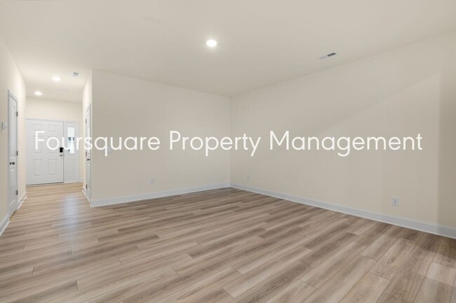 Building Photo - Townhome! | Back Patio with Privacy Fence|...