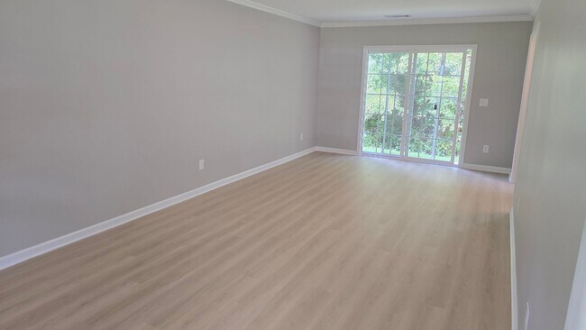 Building Photo - 614 Summerhill Dr