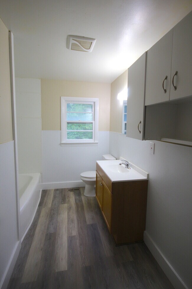 Building Photo - 2 bed home in East Ridge $250 off first mo...