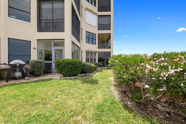 Building Photo - Beautiful Fully Furnished 3/2 Bouchelle Is...