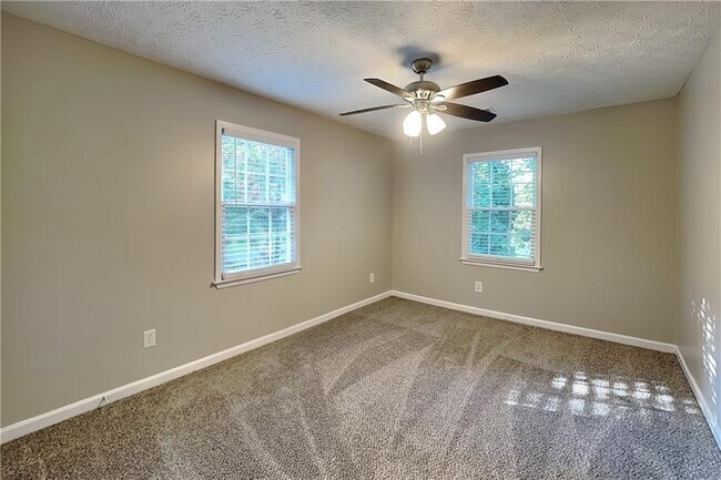 Building Photo - 2709 Hawk Dr NE