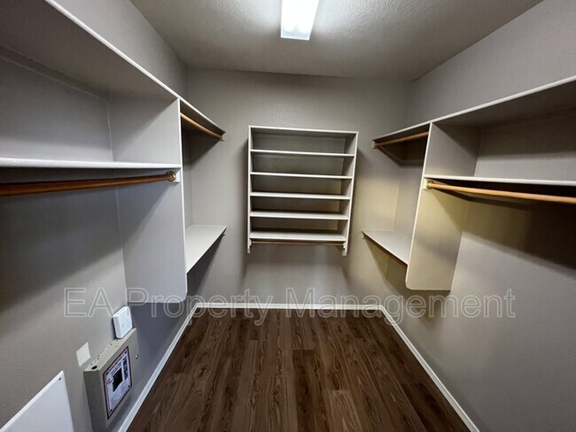 Building Photo - 1013 Toscana Dr SE