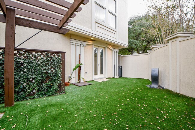 Building Photo - 2094 Brentwood Dr