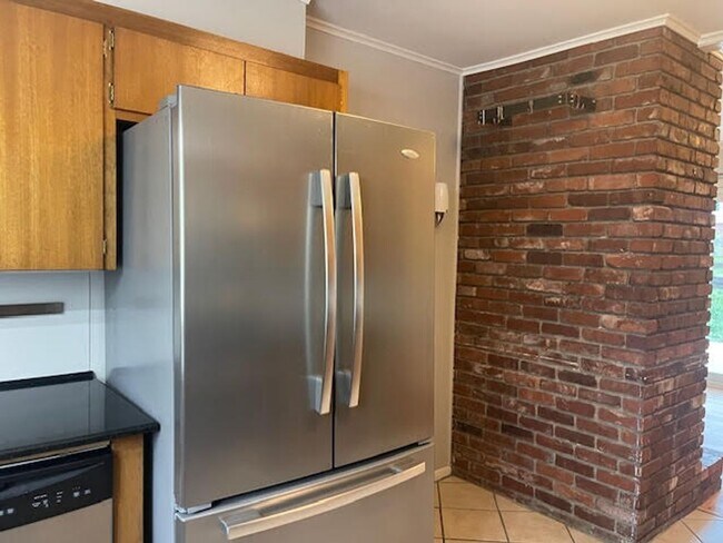 Building Photo - Well Maintained Mid Town Bungalow!