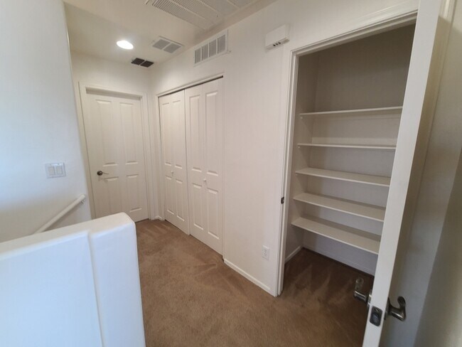 Building Photo - Beautiful 4-bedroom 3-bathroom - GREAT LOC...